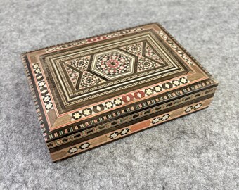 Boîte à souvenirs en bois marqueté de Damas syrien, ornée d'une mosaïque géométrique en forme d'étoile.