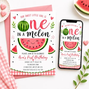 Puede incluir: Una invitación de cumpleaños con temática de sandía. El texto dice "Our Sweet Little Girl is One in a Melon". El diseño incluye una sandía verde, una rodaja de sandía sonriente y gajos de sandía. Fondo rosa.