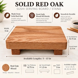 Puede incluir: Una tabla de servir sushi rectangular de madera de roble rojo macizo con cuatro patas cortas. La tabla presenta un acabado de veta de madera natural. El texto en la imagen incluye: SOLID RED OAK SUSHI SERVING BOARD / STAND, Ancho 12,7 cm, Grosor 1,9 cm, Altura total 3,8 cm, Longitudes disponibles: 12,7 – 33 cm.