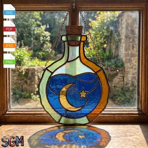 Può includere: Bottiglia in vetro colorato con tappo in sughero, appesa a una catena. La bottiglia presenta un design a mezzaluna e stella blu e oro. La bottiglia è circondata da vetro verde e arancione. Il testo "SVG, PDF, JPEG, PNG" è in alto a sinistra.