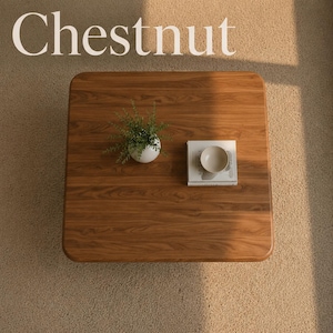 K&ouml;nnte beinhalten: Ein quadratischer Couchtisch aus Holz mit kastanienbraunem Finish und abgerundeten Ecken. Auf der Oberfl&auml;che stehen eine kleine wei&szlig;e Topfpflanze, eine wei&szlig;e Keramikschale und ein Buch. Das Wort Chestnut steht in gro&szlig;en wei&szlig;en Buchstaben oben.