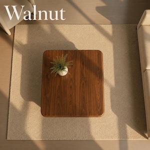 K&ouml;nnte beinhalten: Ein rechteckiger Couchtisch mit dunkelbrauner Walnussholzmaserung und abgerundeten Ecken. Ein kleiner wei&szlig;er Topf mit einer gr&uuml;nen Pflanze steht auf der Oberfl&auml;che. Das Wort Walnut ist in wei&szlig;er Schrift in der oberen linken Ecke gedruckt.
