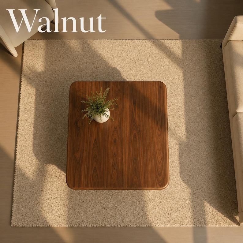 K&ouml;nnte beinhalten: Ein rechteckiger Couchtisch mit dunkelbrauner Walnussholzmaserung und abgerundeten Ecken. Ein kleiner wei&szlig;er Topf mit einer gr&uuml;nen Pflanze steht auf der Oberfl&auml;che. Das Wort Walnut ist in wei&szlig;er Schrift in der oberen linken Ecke gedruckt.