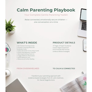 Peut inclure: Sur fond blanc, le "Calm Parenting Playbook" présente son contenu : scripts, guides et listes de contrôle. Le manuel vise à aider les parents à transformer leur approche pour être calmes et connectés. Un ordinateur portable, un téléphone et une plante sont également visibles.