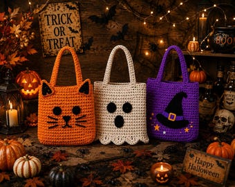 Puede incluir: Tres bolsas de ganchillo para Halloween con una cara de gato en naranja, una cara de fantasma en crema y un sombrero de bruja en morado. Cada bolsa tiene un asa resistente y una textura de hilo, diseñada para llevar dulces en la festividad.