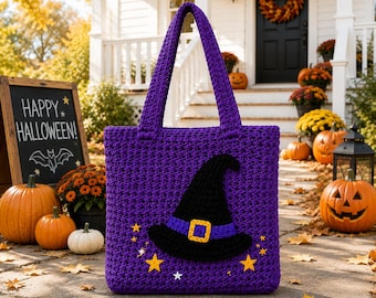 Puede incluir: Un bolso de mano de ganchillo morado con una aplicación de sombrero de bruja negro, una hebilla amarilla y pequeños detalles de estrellas amarillas y blancas. El bolso tiene dos asas de ganchillo resistentes y una textura tejida visible.