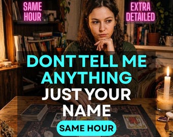 Può includere: Una persona con un maglione verde scuro siede a un tavolo di legno con carte dei tarocchi e una candela accesa. Il testo sovrapposto recita: SAME HOUR, EXTRA DETAILED, DONT TELL ME ANYTHING JUST YOUR NAME e SAME HOUR.