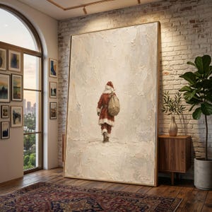 Può includere: Un grande dipinto a olio verticale in una cornice di legno raffigurante una figura vestita con un costume da Babbo Natale rosso e bianco che trasporta un grande sacco sulla spalla, camminando in un paesaggio innevato bianco sporco.