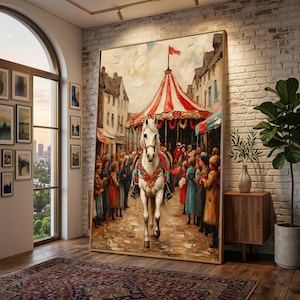 Op de afbeelding: Een groot rechthoekig olieverfschilderij met een wit paard versierd met kleurrijke bloemenslingers op een stadsplein. Op de achtergrond staat een rood-wit gestreepte carrouseltent omringd door een menigte mensen in winterkleding.