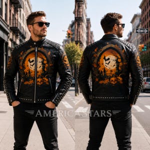 Pode incluir: Casaco de couro preto com tachas prateadas e um design de Halloween na frente e nas costas. O design apresenta uma lua cheia, morcegos, abóboras e uma casa assombrada. O casaco tem fecho de correr e é usado com calças de ganga pretas.