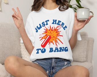 Shirt 4 juli, T-shirt Just Here To Bang, grappig vuurwerk-T-shirt | Retro afbeelding met vuurwerkexplosie