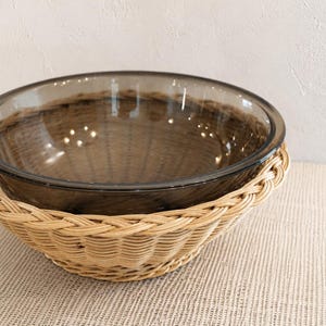 Vintage Pyrex bärnstensfärgad glasskål med flätad rottingkorg - serveringsskålset