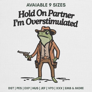 Könnte beinhalten: Ein Stickmuster mit einem grünen Frosch als Cowboy in braunem Hut, Jacke und Hose, der einen Revolver hält. Der Text lautet "AVAIABLE 9 SIZES" oben und "Hold On Partner I'm Overstimulated" darunter, mit den Dateiformaten am unteren Rand.