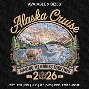 Puede incluir: Diseño bordado con "Alaska Cruise", un oso, un crucero y un paisaje montañoso. Incluye "MAKING MEMORIES TOGETHER 2026". El diseño está sobre un fondo negro y disponible en 9 tamaños.