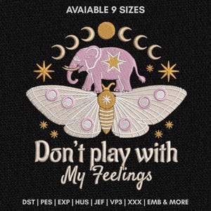 Könnte beinhalten: Gesticktes Design auf schwarzem Stoff mit einem rosa Elefanten mit Stern, einer Motte mit cremefarbenen Flügeln und Himmelselementen. Der Text "Don't play with My Feelings" ist in einer dekorativen Schriftart dargestellt. Erhältlich in 9 Größen.