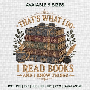 Może przedstawiać: Wzór hafciarski przedstawiający stos pięciu książek z okularami, kubkiem i piórem. Tekst zawiera: "AVAIABLE 9 SIZES", "THAT'S WHAT I DO", "I READ BOOKS", "AND I KNOW THINGS" oraz formaty: "DST | PES | EXP | HUS | JEF | VP3 | XXX | EMB & MORE".
