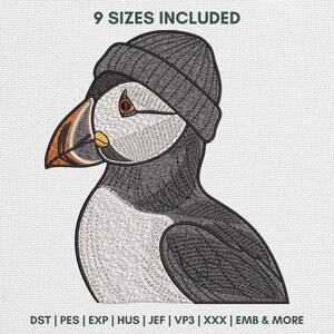 Puede incluir: Un diseño de bordado de un frailecillo con un gorro gris oscuro. El ave tiene la cara blanca, el cuerpo negro y gris, y un pico multicolor con detalles en naranja, negro y amarillo. El texto dice 9 SIZES INCLUDED y DST | PES | EXP | HUS | JEF | VP3 | XXX | EMB & MORE.