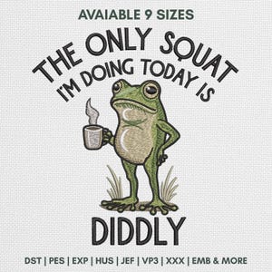 Puede incluir: Un diseño de bordado que muestra una rana verde sosteniendo una taza de café humeante. El texto dice: "AVAIABLE 9 SIZES", "THE ONLY SQUAT I'M DOING TODAY IS" y "DIDDLY". Debajo de la rana, se listan los formatos: "DST | PES | EXP | HUS | JEF | VP3 | XXX | EMB & MORE".