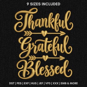 以下が含まれることがあります： 上部に金色のテキスト「9 SIZES INCLUDED」、続いて筆記体で「Thankful」「Grateful」「Blessed」という単語が並び、金色の矢印とハートで区切られた刺繍デザイン。下部にはファイル形式が記載されています。
