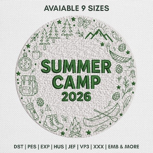 Op de afbeelding: Een cirkelvormig borduurontwerp met de tekst SUMMER CAMP 2026 in donkergroene draad. Het ontwerp is omringd door geborduurde iconen waaronder dennenbomen, een kompas, een rugzak, een zaklamp, laarzen, een kampvuur, een kano en een hangmat.