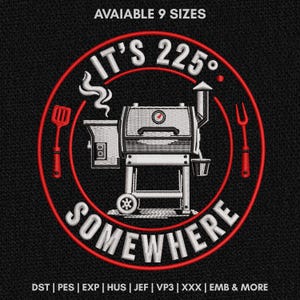 Może przedstawiać: Wzór haftu przedstawiający grill na pellet z dymem, łopatkę i widelec wewnątrz czerwonego okręgu. Tekst zawiera "AVAIABLE 9 SIZES", "IT'S 225°", "SOMEWHERE" oraz formaty "DST | PES | EXP | HUS | JEF | VP3 | XXX | EMB & MORE".