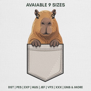 Puede incluir: Un diseño de bordado que muestra un capibara marrón asomándose por un bolsillo de camisa gris claro. El texto superior dice AVAIABLE 9 SIZES y el texto inferior enumera formatos de archivo como DST, PES, EXP, HUS, JEF, VP3, XXX y EMB & MORE.