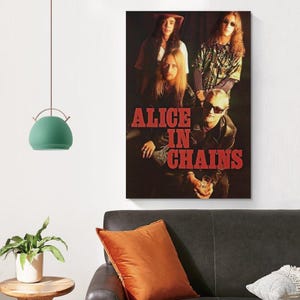 Puede incluir: Un p&oacute;ster de pared rectangular que presenta una fotograf&iacute;a de la banda de rock Alice in Chains. Los cuatro miembros de la banda aparecen en un entorno oscuro y melanc&oacute;lico con el nombre ALICE IN CHAINS en letras rojas, negritas y may&uacute;sculas.