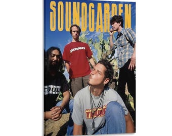 Puede incluir: Una impresión de arte mural rectangular que presenta a la banda Soundgarden. Cuatro personas posan al aire libre contra un cielo azul y cactus. El texto SOUNDGARDEN aparece en letras amarillas grandes en la parte superior. Visten camisetas.
