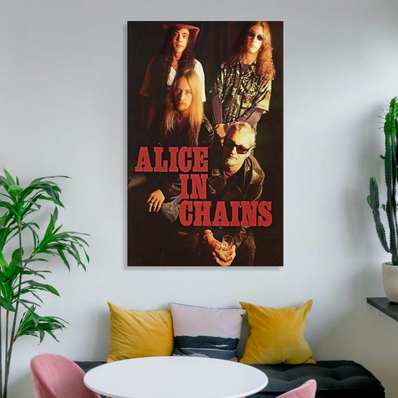 Puede incluir: Un p&oacute;ster de pared rectangular vertical que presenta una fotograf&iacute;a de la banda de rock Alice in Chains. Los cuatro miembros de la banda aparecen en un entorno oscuro y melanc&oacute;lico con el texto rojo en negrita ALICE IN CHAINS centrado.