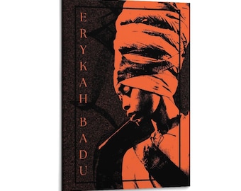 Puede incluir: Una impresión de arte mural rectangular vertical con una ilustración gráfica de alto contraste en naranja y negro de una persona con un pañuelo en la cabeza. El texto ERYKAH BADU está impreso verticalmente en una fuente serif a la izquierda.