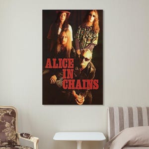 Puede incluir: Un p&oacute;ster de pared rectangular que presenta un retrato grupal de la banda de rock Alice in Chains. Los cuatro miembros aparecen en un entorno oscuro y melanc&oacute;lico con el nombre de la banda ALICE IN CHAINS en letras rojas may&uacute;sculas.