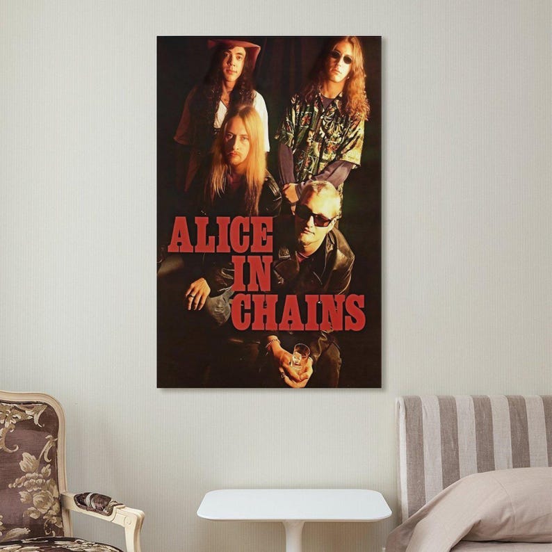 Puede incluir: Un p&oacute;ster de pared rectangular que presenta un retrato grupal de la banda de rock Alice in Chains. Los cuatro miembros aparecen en un entorno oscuro y melanc&oacute;lico con el nombre de la banda ALICE IN CHAINS en letras rojas may&uacute;sculas.