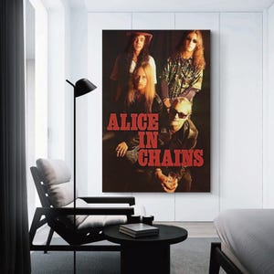 Puede incluir: Un p&oacute;ster de pared rectangular que presenta una fotograf&iacute;a de la banda de rock Alice in Chains. Los cuatro miembros de la banda aparecen en un entorno oscuro, con el nombre de la banda ALICE IN CHAINS impreso en letras rojas may&uacute;sculas.
