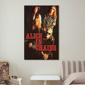 Puede incluir: Un p&oacute;ster de pared rectangular que presenta una fotograf&iacute;a vintage de la banda de rock Alice in Chains. Los cuatro miembros de la banda aparecen en un entorno oscuro y melanc&oacute;lico con el nombre ALICE IN CHAINS en letras rojas may&uacute;sculas.