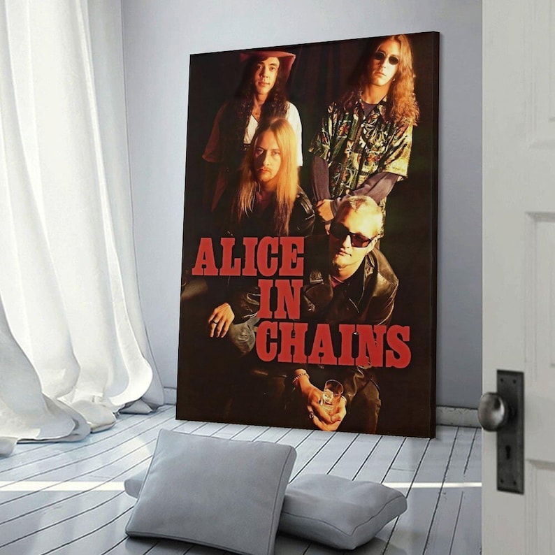 Puede incluir: Un cuadro decorativo rectangular con una fotograf&iacute;a de la banda de rock Alice in Chains. La imagen muestra a tres miembros de la banda en un entorno oscuro con el nombre Alice in Chains impreso en letras rojas may&uacute;sculas en el centro.