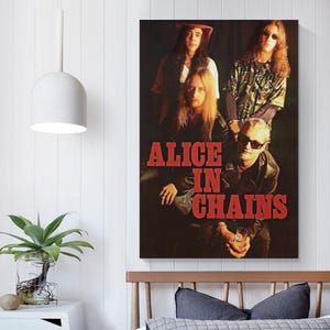 Puede incluir: Un p&oacute;ster de pared rectangular que presenta una fotograf&iacute;a de la banda de rock Alice in Chains. Los cuatro miembros de la banda aparecen en un entorno oscuro y melanc&oacute;lico. El texto ALICE IN CHAINS est&aacute; impreso en letras rojas grandes.