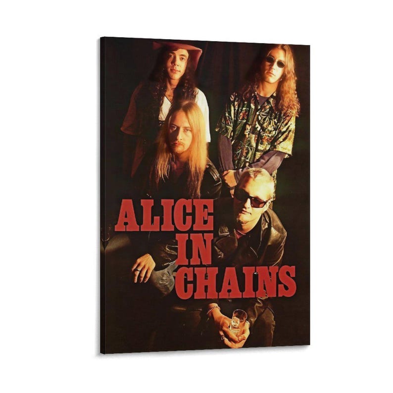 Puede incluir: Un p&oacute;ster de pared rectangular que muestra un retrato grupal de cuatro personas con cabello largo, algunas con gafas de sol y camisas estampadas. El texto rojo en negrita ALICE IN CHAINS est&aacute; impreso en el centro sobre el fondo oscuro.
