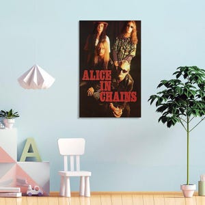 Puede incluir: Un p&oacute;ster de pared rectangular que presenta una fotograf&iacute;a oscura y melanc&oacute;lica de la banda de rock Alice in Chains. Los cuatro miembros de la banda aparecen en un retrato grupal con el texto ALICE IN CHAINS en letras rojas y may&uacute;sculas.