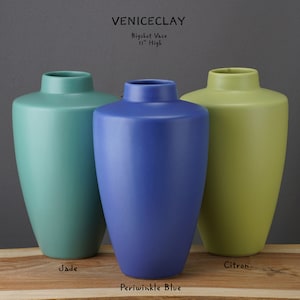 Peut inclure: Trois vases en céramique de différentes couleurs : vert jade, bleu pervenche et jaune citron. Les vases mesurent 28 cm de haut et sont appelés « Bigshot Vases » par VeniceClay.