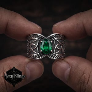 Anel Triquetra Celta para Homens e Mulheres, Joia de Aço Inoxidável com Aro Largo e Pedra Verde com Nó da Trindade, Melhor Presente de Aniversário para Ele e Ela