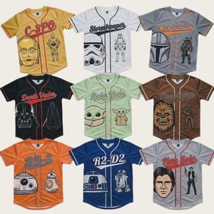Pode incluir: Uma coleção de nove camisas de beisebol de manga curta com botões, apresentando personagens de Star Wars. Cada camisa exibe o nome de um personagem, um retrato grande e uma ilustração de corpo inteiro de figuras como C-3PO, Stormtrooper, Mandalorian, Darth Vader, Baby Yoda, Chewbacca, BB-8, R2-D2 e Han Solo em várias cores.