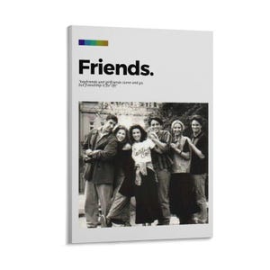 Könnte beinhalten: Gerahmter Druck mit dem Wort "Friends" in Schwarz, einem Farbbalken und einem Schwarz-Weiß-Foto von sechs Personen. Das Zitat "Freunde kommen und gehen, aber Freundschaft ist für das Leben" steht darunter.