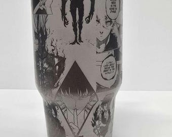 Puede incluir: Un vaso de acero inoxidable gris con ilustraciones estilo manga y las palabras "Solo Leveling". El diseño incluye paneles con personajes y escenas de acción. El vaso tiene tapa y pajita.