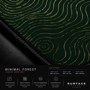 Op de afbeelding: Een donkergroene bureaumat met gouden topografische hoogtelijnen en zwarte gestikte randen. De tekst bevat MINIMAL FOREST LUXURY DESK MAT, maatopties in inches en mm, en kenmerken zoals gestikte randen, een glad oppervlak en een antislip rubberen basis.