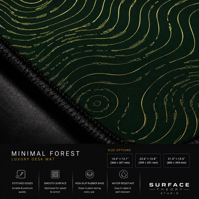 Op de afbeelding: Een donkergroene bureaumat met gouden topografische hoogtelijnen en zwarte gestikte randen. De tekst bevat MINIMAL FOREST LUXURY DESK MAT, maatopties in inches en mm, en kenmerken zoals gestikte randen, een glad oppervlak en een antislip rubberen basis.