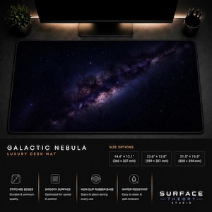 Op de afbeelding: Een rechthoekige bureaumat met een donkerpaarse en zwarte galactische nevelprint. De mat heeft gestikte randen en een antislip rubberen basis. De tekst bevat Galactic Nebula Luxury Desk Mat en de afmetingen 366 x 307 mm, 599 x 351 mm en 800 x 394 mm.
