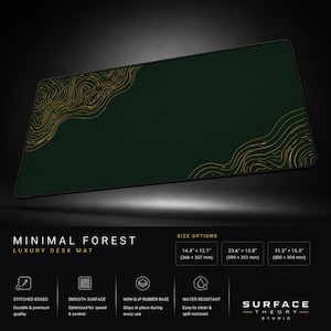 Op de afbeelding: Een rechthoekige donkergroene bureaumat met gouden topografische lijnpatronen in de hoeken. De tekst luidt MINIMAL FOREST LUXURY DESK MAT, met maatopties van 366 x 307 mm, 599 x 351 mm en 800 x 394 mm vermeld onder de mat.
