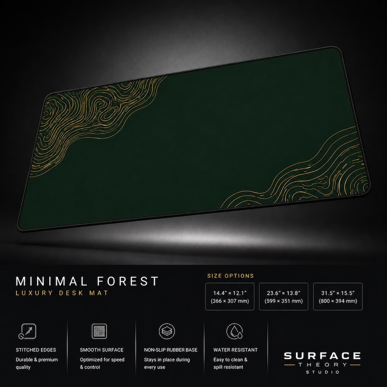 Op de afbeelding: Een rechthoekige donkergroene bureaumat met gouden topografische lijnpatronen in de hoeken. De tekst luidt MINIMAL FOREST LUXURY DESK MAT, met maatopties van 366 x 307 mm, 599 x 351 mm en 800 x 394 mm vermeld onder de mat.