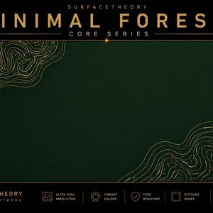 Op de afbeelding: Een rechthoekige donkergroene bureaumat met gouden topografische lijnpatronen in de linker-bovenhoek en rechter-onderhoek. De tekst luidt SURFACETHEORY MINIMAL FOREST CORE SERIES, met iconen voor hoge resolutie, levendige kleuren, kleurvast en gestikte randen.