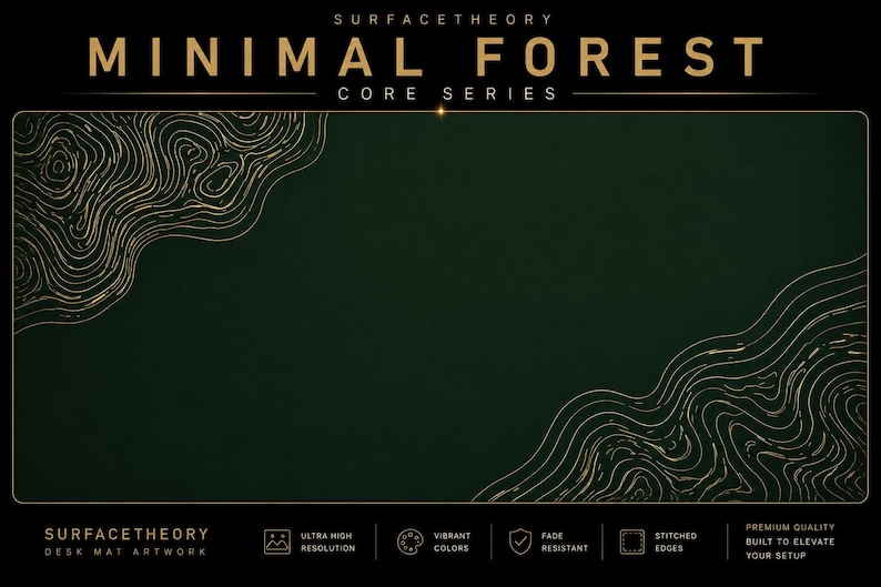 Op de afbeelding: Een rechthoekige donkergroene bureaumat met gouden topografische lijnpatronen in de linker-bovenhoek en rechter-onderhoek. De tekst luidt SURFACETHEORY MINIMAL FOREST CORE SERIES, met iconen voor hoge resolutie, levendige kleuren, kleurvast en gestikte randen.